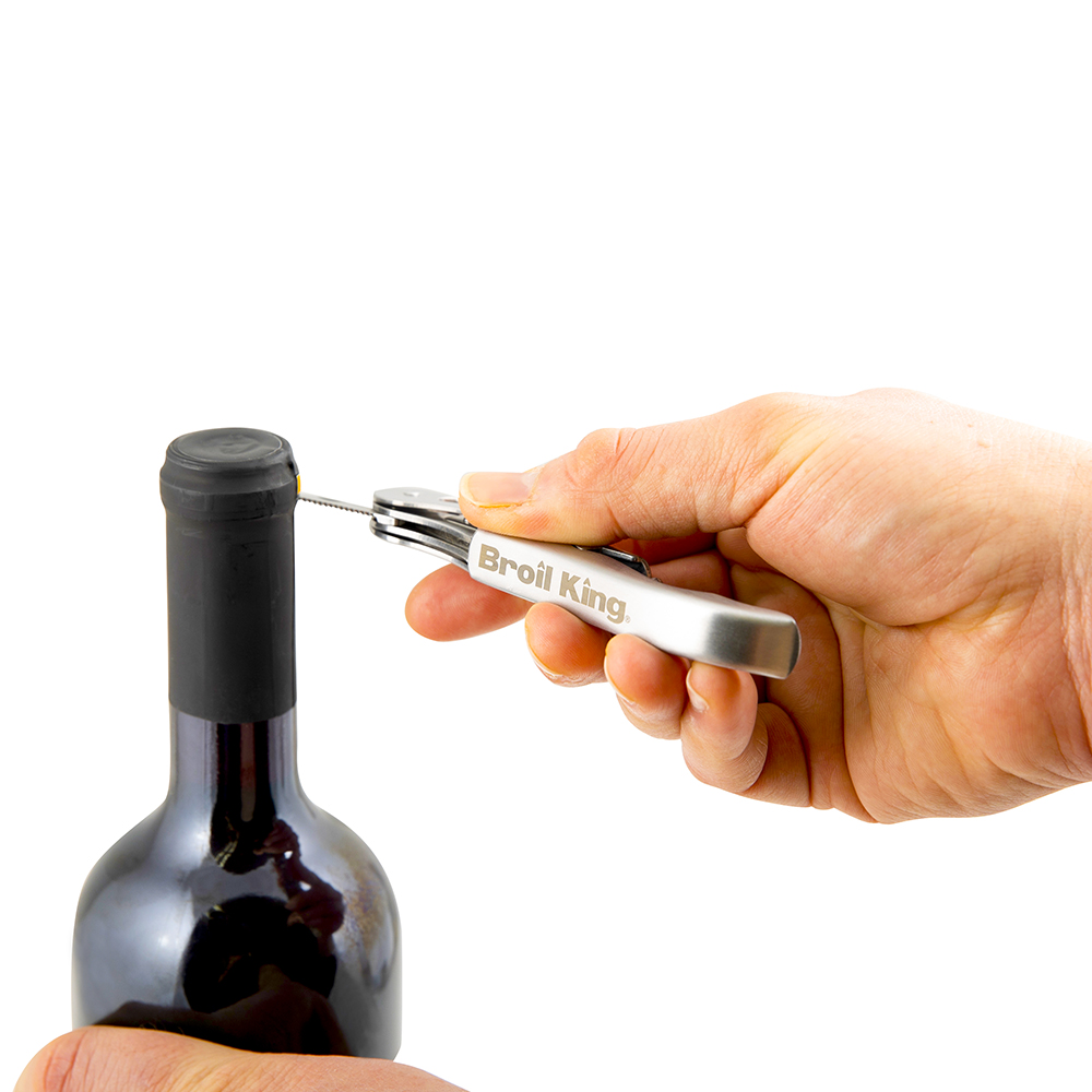 Odcinanie kapsuły butelki z winem przy pomocy wysuwanego nożyka otwieracza do wina Broil King