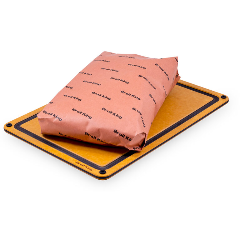 Porcja mięsa w papierze rzeźniczym na desce do krojenia Broil King