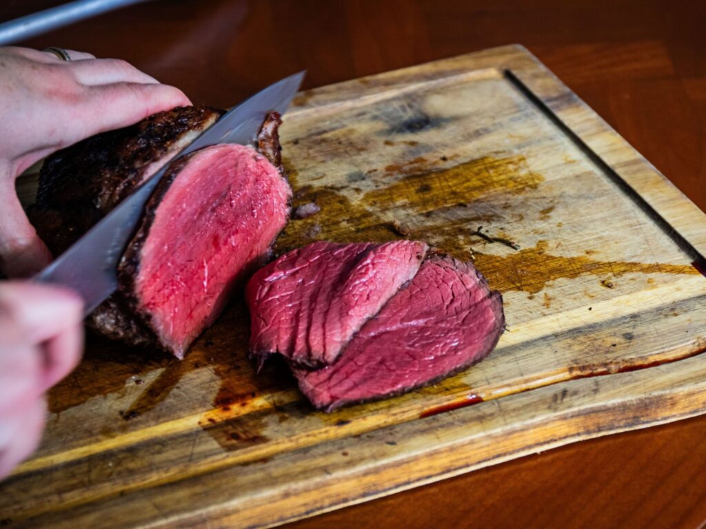 steak wołowy mid rare z grilla Napoleon