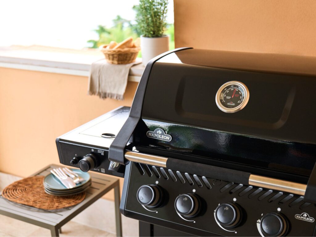 czarny grill gazowy napoleon