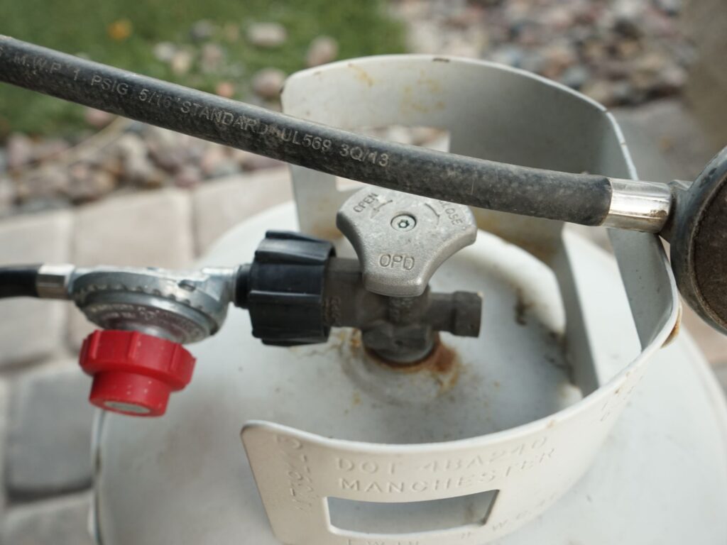 podłączona butla gazowa do grilla