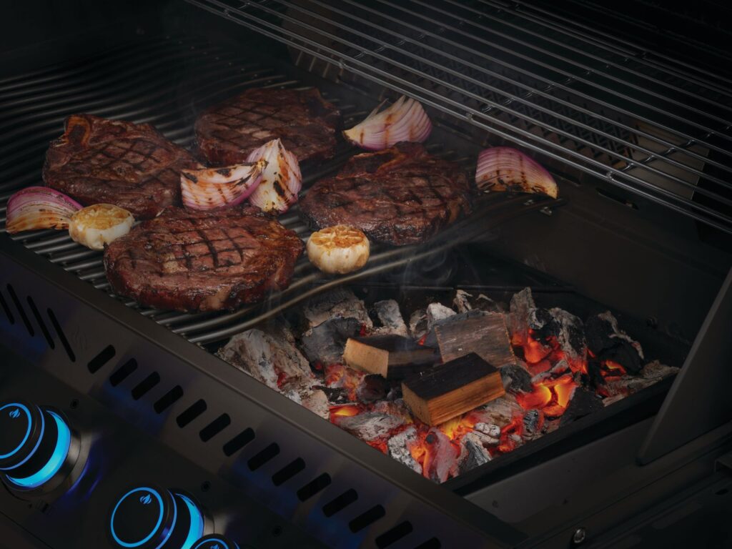 grillowanie mięs i warzyw z węglem na grillu gazowym Napoleon