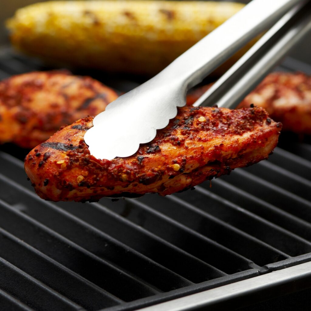 pieczenie jedzenia na grillu gazowym
